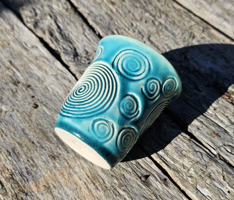 czarka-zakrecony-turkus-rekodzielo-120ml-turkus-braz-spirala-ceramika-artystyczna-handmade-2.jpg