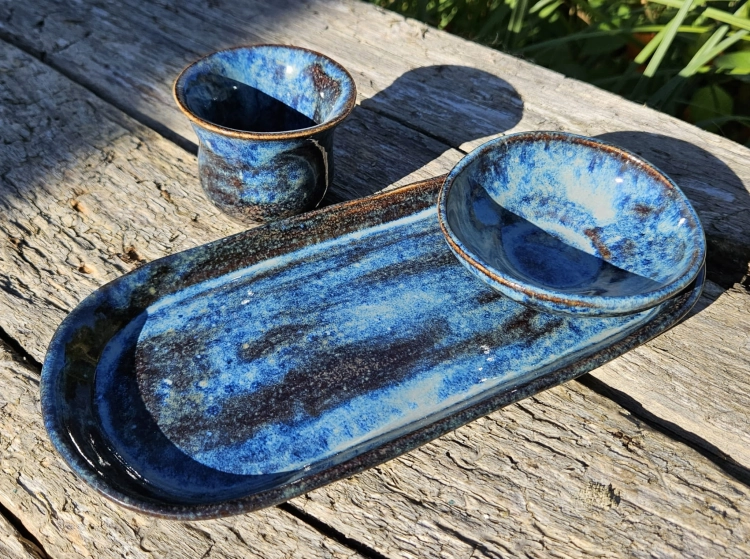 zestaw-do-sushi-magia-nocy-talerz-miseczka-czarka-rekodzielo-blekit-granat-braz-ceramika-artystyczna-handmade.jpg