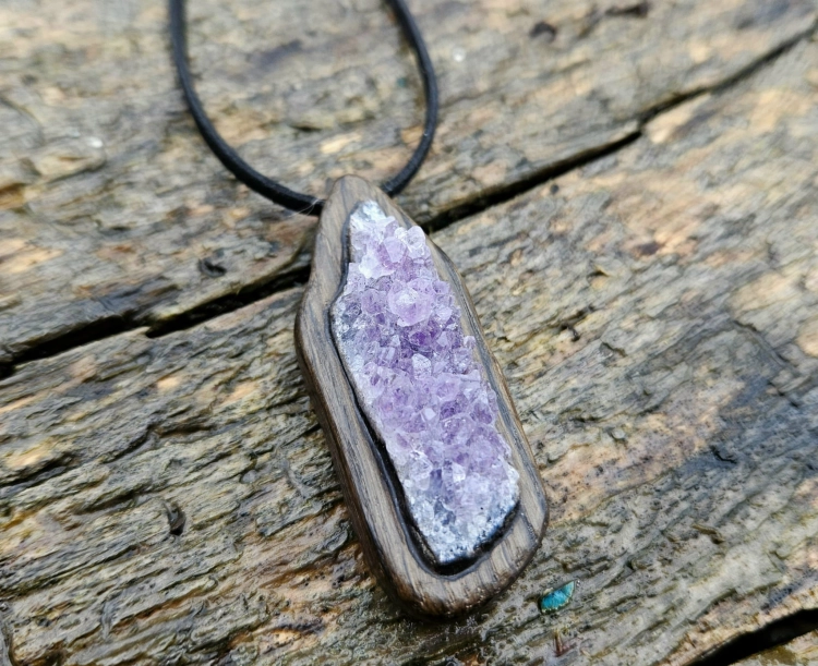 zawieszka-naszyjnik-ametystowa-grota-ametyst-drewno-czarny-dab-rekodzielo-bizuteria-drewniana-handmade-3.jpg