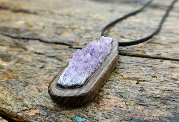 zawieszka-naszyjnik-ametystowa-grota-ametyst-drewno-czarny-dab-rekodzielo-bizuteria-drewniana-handmade-4.jpg