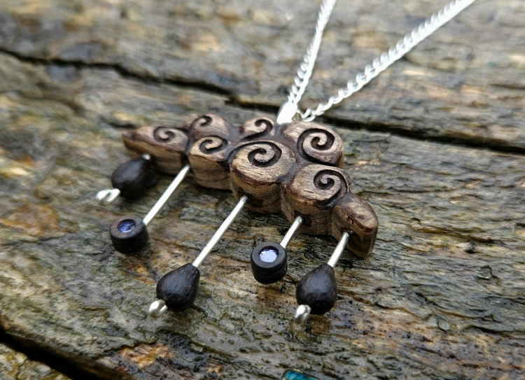 zawieszka-naszyjnik-deszczowe-oczyszczenie-tanzanit-drewno-heban-orzech-srebro-925-rekodzielo-bizuteria-drewniana-handmade-4.jpg