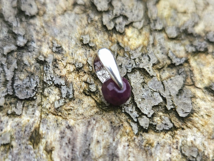 zawieszka-naturalna-delikatnosc-rubin-srebro-rekodzielo-bizuteria-kamienie-naturalne-handmade-3.jpg