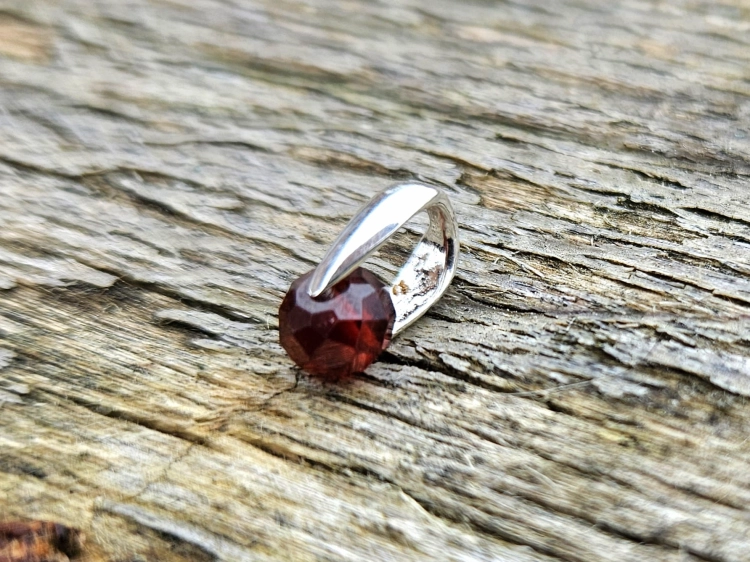 zawieszka-naturalna-delikatnosc-granat-srebro-925-rekodzielo-bizuteria-kamienie-naturalne-handmade-2.jpg
