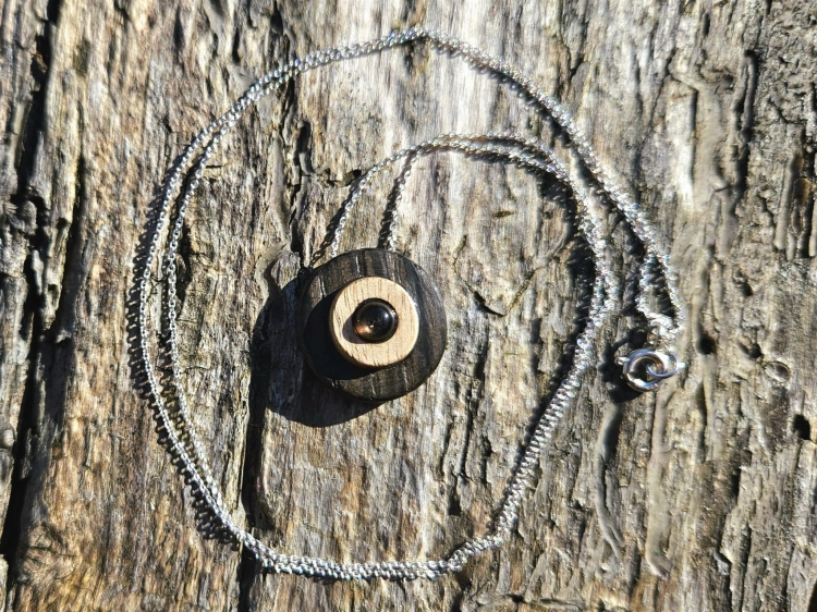 zawieszka-naszyjnik-obsydianowa-otchlan-obsydian-drewno-czarny-dab-orzech-srebro-rekodzielo-bizuteria-drewniana-handmade-3.jpg