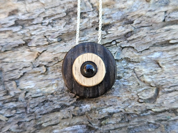 zawieszka-naszyjnik-obsydianowa-otchlan-obsydian-drewno-czarny-dab-orzech-srebro-rekodzielo-bizuteria-drewniana-handmade-4.jpg