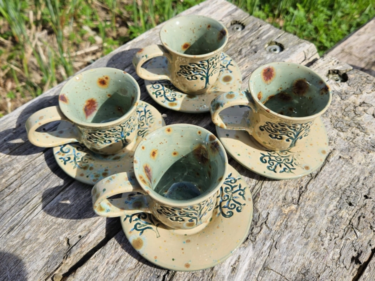 kubek-z-podstawka-espresso-bajkowa-kraina-rekodzielo-100ml-turkus-braz-bez-ceramika-artystyczna-handmade-3.jpg