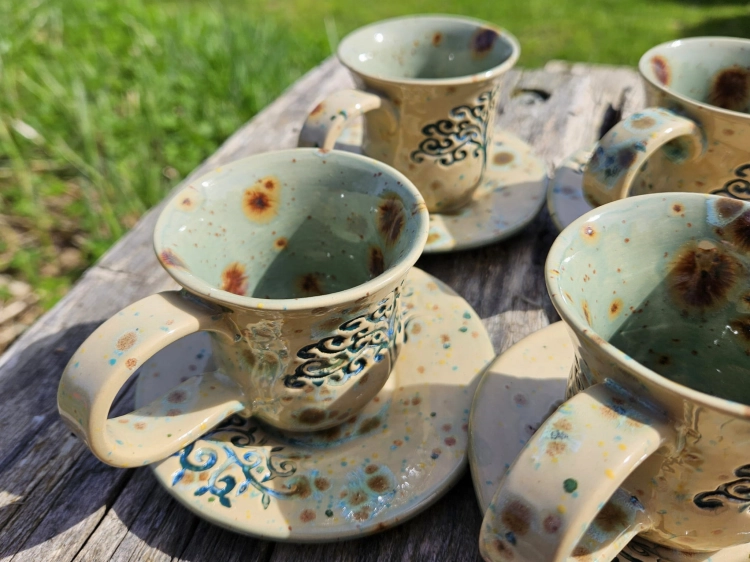 kubek-z-podstawka-espresso-bajkowa-kraina-rekodzielo-100ml-turkus-braz-bez-ceramika-artystyczna-handmade-4.jpg