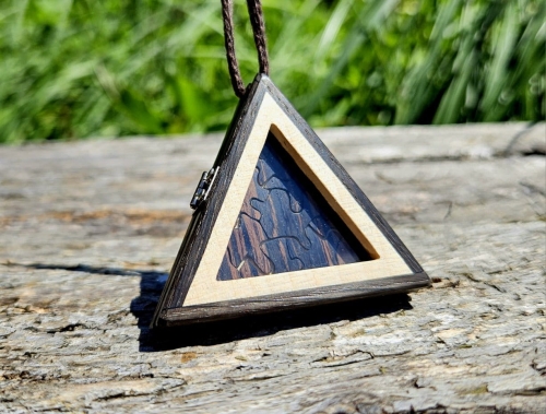 zawieszka-naszyjnik-logiczna-harmonia-drewno-czarny-dab-klon-kanadyjski-wenge-rekodzielo-bizuteria-drewniana-handmade.jpg