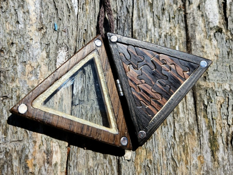 zawieszka-naszyjnik-logiczna-harmonia-drewno-czarny-dab-klon-kanadyjski-wenge-rekodzielo-bizuteria-drewniana-handmade-2.jpg