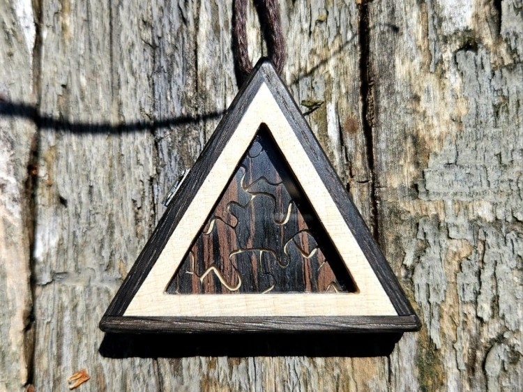 zawieszka-naszyjnik-logiczna-harmonia-drewno-czarny-dab-klon-kanadyjski-wenge-rekodzielo-bizuteria-drewniana-handmade-4.jpg