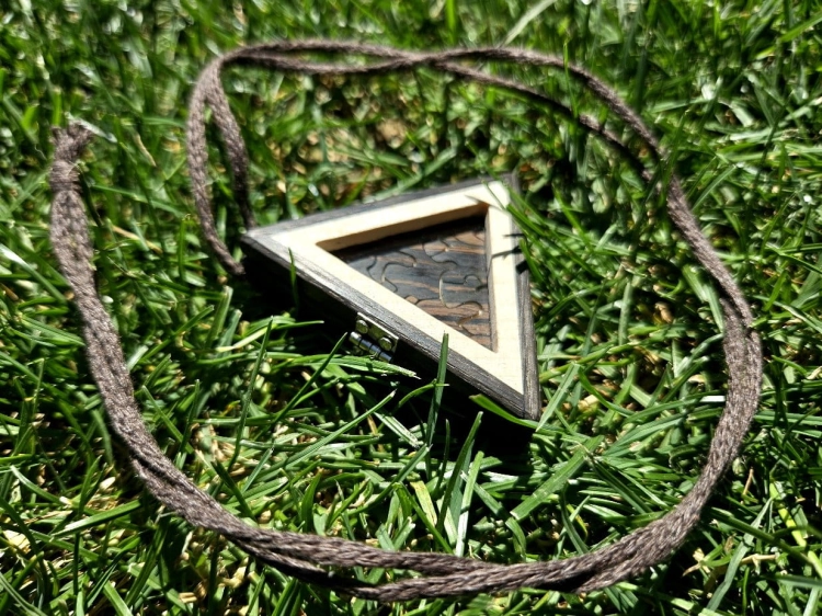 zawieszka-naszyjnik-logiczna-harmonia-drewno-czarny-dab-klon-kanadyjski-wenge-rekodzielo-bizuteria-drewniana-handmade-6.jpg