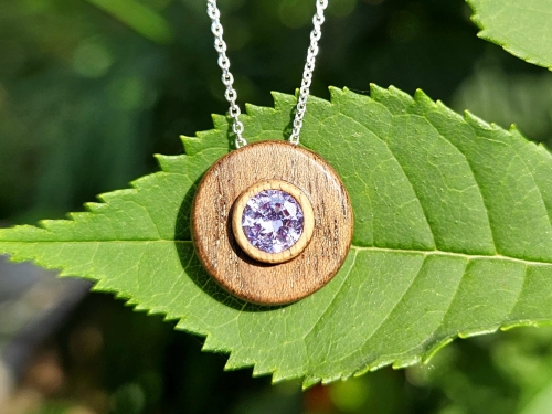 zawieszka-naszyjnik-delikatnosc-aleksandrytu-aleksandryt-drewno-orzech-rekodzielo-bizuteria-drewniana-handmade.jpg