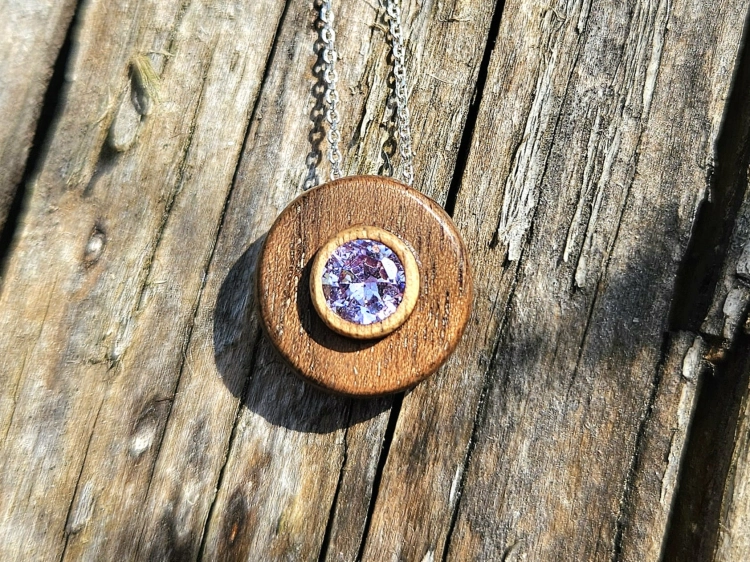 zawieszka-naszyjnik-delikatnosc-aleksandrytu-aleksandryt-drewno-orzech-rekodzielo-bizuteria-drewniana-handmade-2.jpg