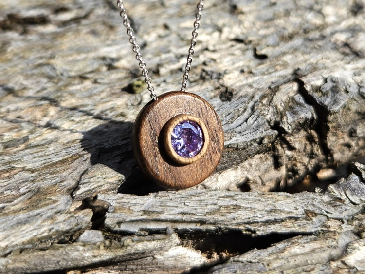 zawieszka-naszyjnik-delikatnosc-aleksandrytu-aleksandryt-drewno-orzech-rekodzielo-bizuteria-drewniana-handmade-3.jpg