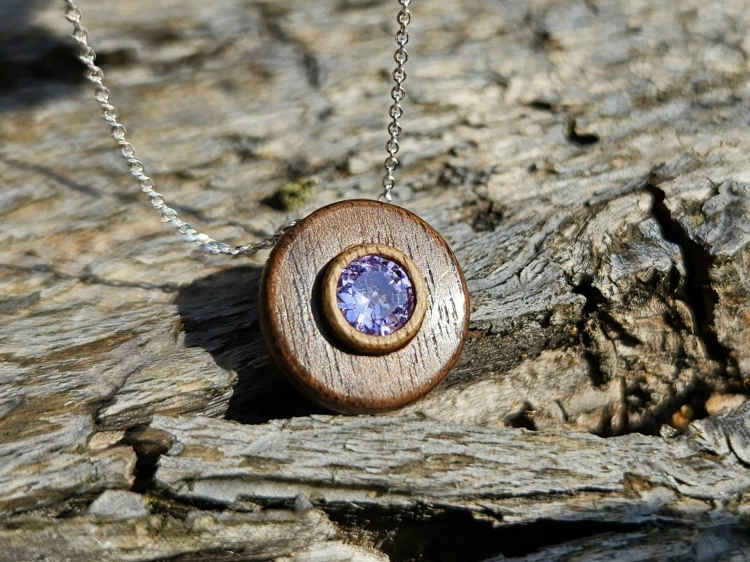 zawieszka-naszyjnik-delikatnosc-aleksandrytu-aleksandryt-drewno-orzech-rekodzielo-bizuteria-drewniana-handmade-4.jpg