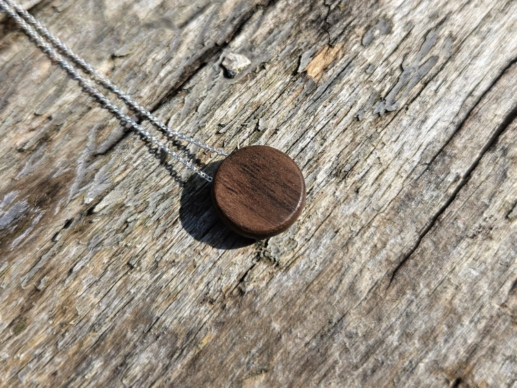 zawieszka-naszyjnik-delikatnosc-aleksandrytu-aleksandryt-drewno-orzech-rekodzielo-bizuteria-drewniana-handmade-6.jpg