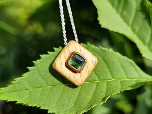 zawieszka-naszyjnik-delikatnosc-turmalinu-turmalin-drewno-dab-orzech-rekodzielo-bizuteria-drewniana-handmade.jpg