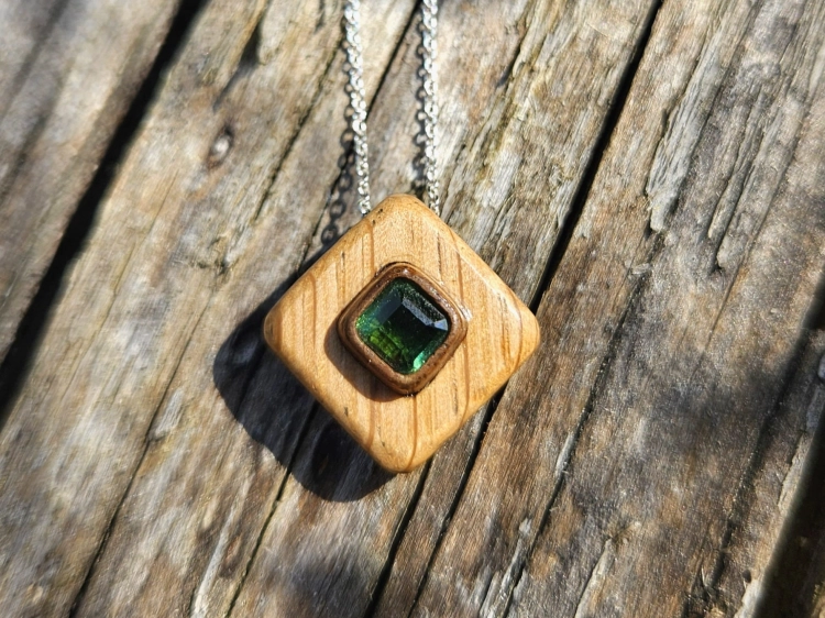zawieszka-naszyjnik-delikatnosc-turmalinu-turmalin-drewno-dab-orzech-rekodzielo-bizuteria-drewniana-handmade-2.jpg