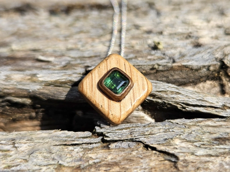 zawieszka-naszyjnik-delikatnosc-turmalinu-turmalin-drewno-dab-orzech-rekodzielo-bizuteria-drewniana-handmade-3.jpg