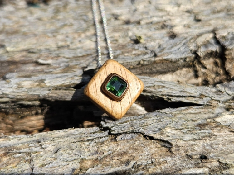 zawieszka-naszyjnik-delikatnosc-turmalinu-turmalin-drewno-dab-orzech-rekodzielo-bizuteria-drewniana-handmade-4.jpg