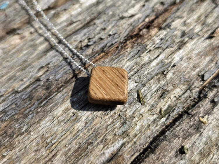 zawieszka-naszyjnik-delikatnosc-turmalinu-turmalin-drewno-dab-orzech-rekodzielo-bizuteria-drewniana-handmade-6.jpg