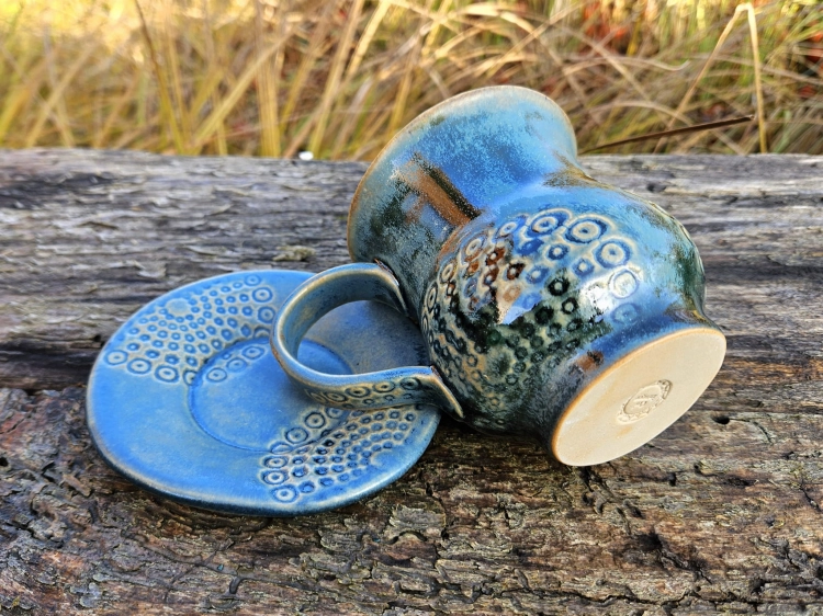 kubek-z-podstawka-kosmiczne-kregi-rekodzielo-300ml-granat-blekit-ceramika-artystyczna-handmade-3.jpg
