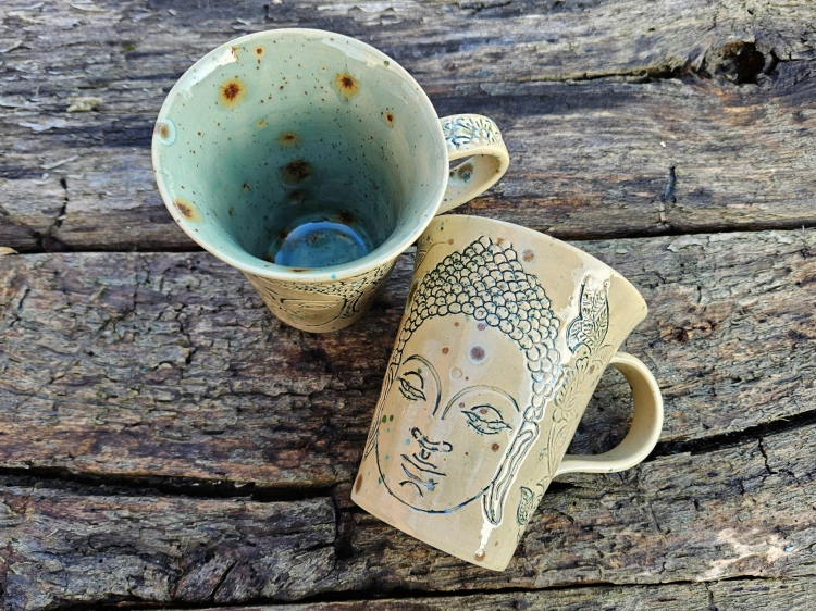 kubek-budda-w-bajkowym-ogrodzie-rekodzielo-400ml-blekit-bez-braz-ceramika-artystyczna-handmade-2.jpg