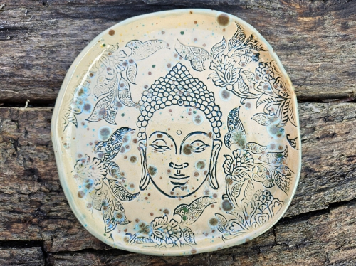 talerz-budda-w-bajkowym-ogrodzie-rekodzielo-bez-blekit-braz-ceramika-artystyczna-handmade.jpg