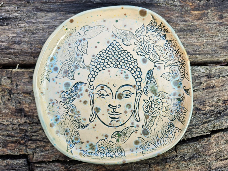 talerz-budda-w-bajkowym-ogrodzie-rekodzielo-bez-blekit-braz-ceramika-artystyczna-handmade.jpg