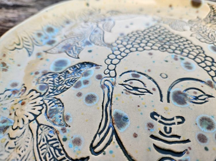 talerz-budda-w-bajkowym-ogrodzie-rekodzielo-bez-blekit-braz-ceramika-artystyczna-handmade-3.jpg