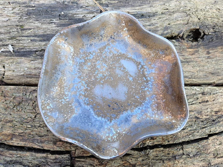 patera-misa-rustykalna-finezja-rekodzielo-metaliczny-braz-ceramika-artystyczna-handmade.jpg