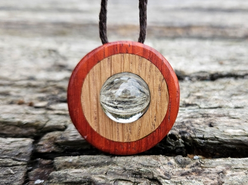 zawieszka-naszyjnik-okragly-przeplyw-drewno-padouk-orzech-szklo-rekodzielo-bizuteria-drewniana-handmade.jpg