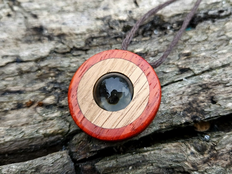 zawieszka-naszyjnik-okragly-przeplyw-drewno-padouk-orzech-szklo-rekodzielo-bizuteria-drewniana-handmade-5.jpg