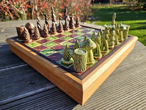 szachy-lesna-symfonia-ceramika-drewno-palisander-dab-rekodzielo-szachownica-artystyczna-handmade.jpg
