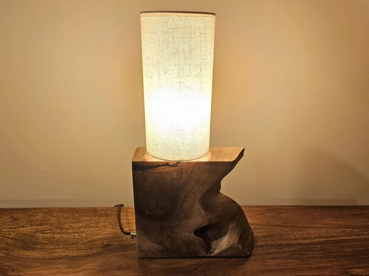lampa-orzechowa-finezja-drewno-orzech-rekodzielo-drewniana-lampa-handmade-2.jpg