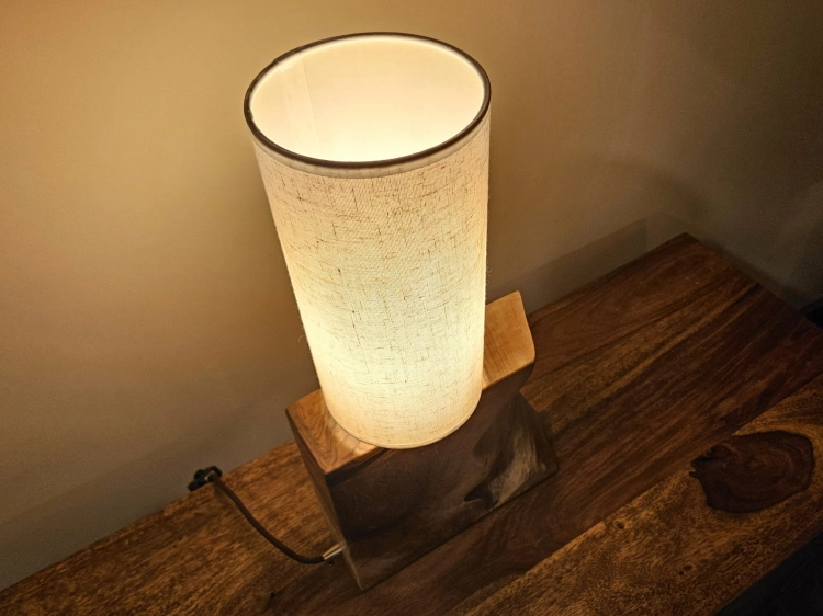 lampa-orzechowa-finezja-drewno-orzech-rekodzielo-drewniana-lampa-handmade-3.jpg