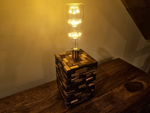 lampa-czarodziejska-wieza-drewno-orzech-rio-rekodzielo-drewniana-lampa-handmade-2.jpg