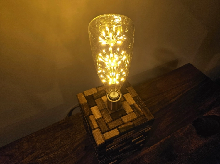 lampa-czarodziejska-wieza-drewno-orzech-rio-rekodzielo-drewniana-lampa-handmade-3.jpg