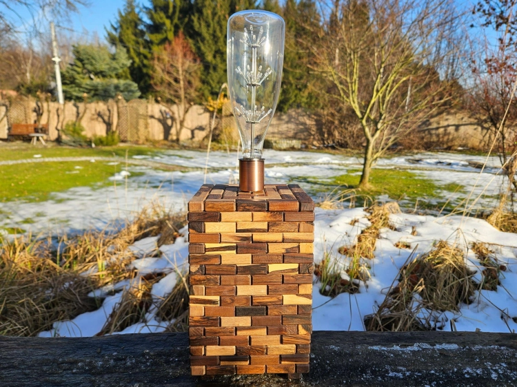 lampa-czarodziejska-wieza-drewno-orzech-rio-rekodzielo-drewniana-lampa-handmade-4.jpg