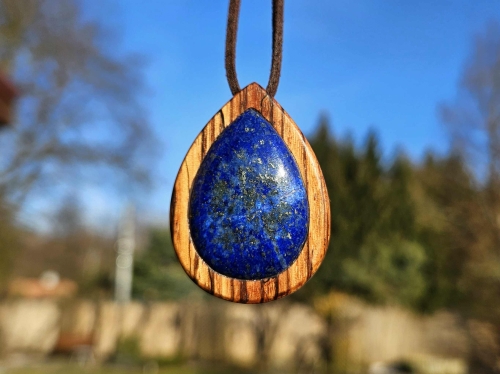 zawieszka-naszyjnik-lapisowy-spokoj-lapis-lazuli-drewno-zebrano-rekodzielo-bizuteria-drewniana-handmade.jpg