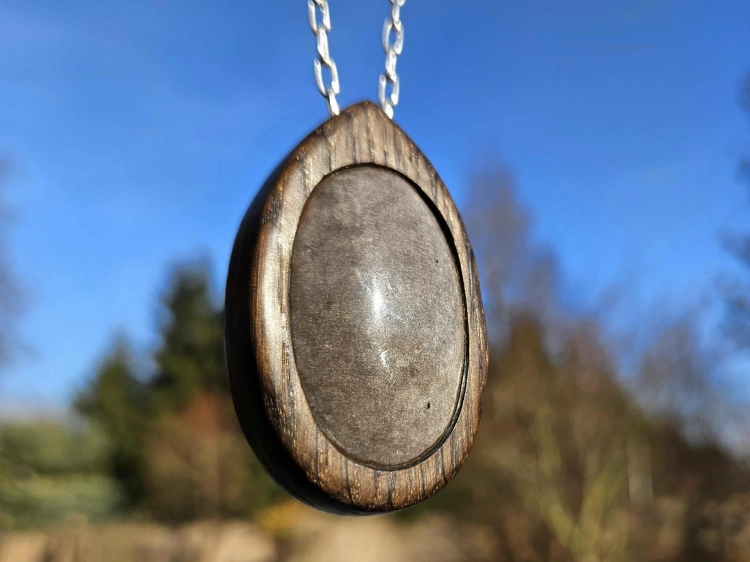 zawieszka-naszyjnik-ksiezycowa-moc-obsydian-drewno-czarny-dab-rekodzielo-bizuteria-drewniana-handmade-5.jpg
