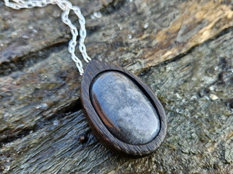 zawieszka-naszyjnik-ksiezycowa-moc-obsydian-drewno-czarny-dab-rekodzielo-bizuteria-drewniana-handmade-6.jpg