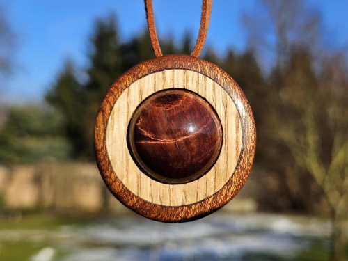 zawieszka-naszyjnik-tygrysi-blask-tygrysie-oko-drewno-palisander-dab-rekodzielo-bizuteria-drewniana-handmade.jpg