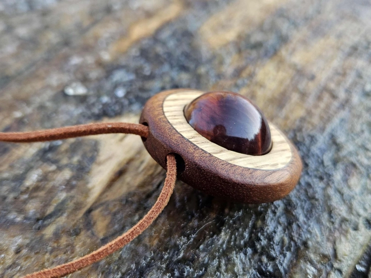 zawieszka-naszyjnik-tygrysi-blask-tygrysie-oko-drewno-palisander-dab-rekodzielo-bizuteria-drewniana-handmade-8.jpg