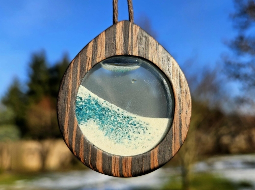 zawieszka-naszyjnik-plaza-w-butelce-apatyt-piasek-szklo-drewno-wenge-rekodzielo-bizuteria-drewniana-handmade.jpg