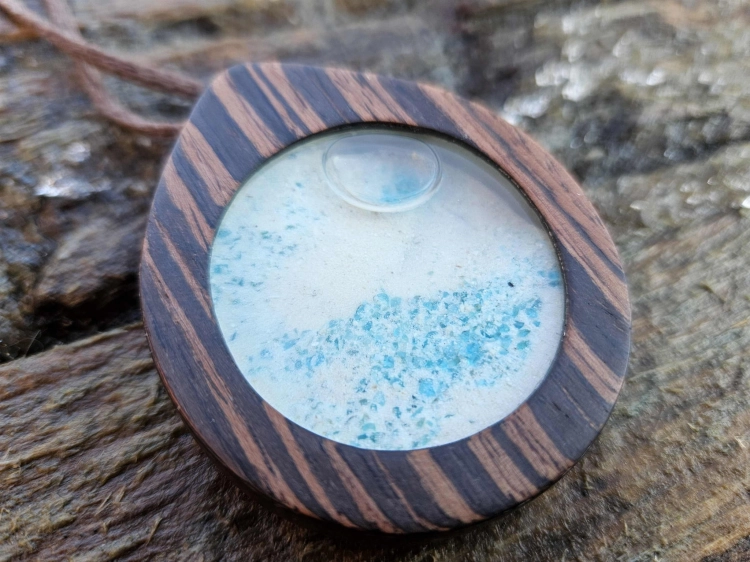 zawieszka-naszyjnik-plaza-w-butelce-apatyt-piasek-szklo-drewno-wenge-rekodzielo-bizuteria-drewniana-handmade-3.jpg