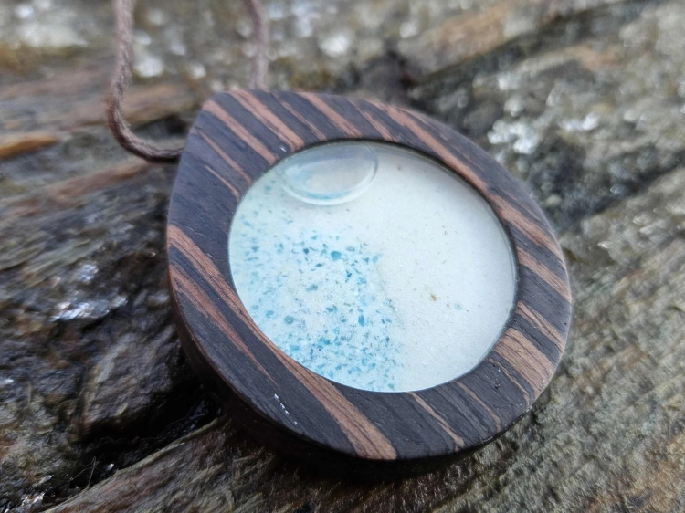 zawieszka-naszyjnik-plaza-w-butelce-apatyt-piasek-szklo-drewno-wenge-rekodzielo-bizuteria-drewniana-handmade-5.jpg