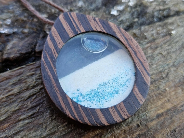 zawieszka-naszyjnik-plaza-w-butelce-apatyt-piasek-szklo-drewno-wenge-rekodzielo-bizuteria-drewniana-handmade-6.jpg