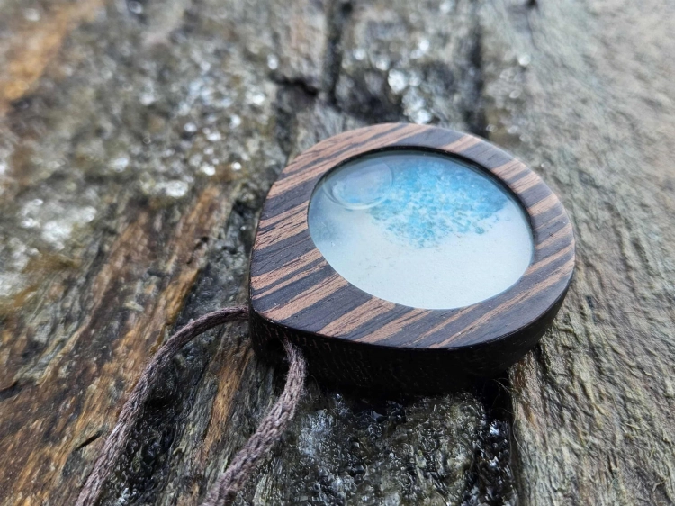 zawieszka-naszyjnik-plaza-w-butelce-apatyt-piasek-szklo-drewno-wenge-rekodzielo-bizuteria-drewniana-handmade-8.jpg