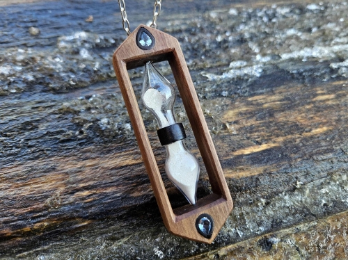 zawieszka-naszyjnik-zaczarowana-klepsydra-topaz-szklo-piasek-drewno-orzech-heban-rekodzielo-bizuteria-drewniana-handmade.jpg